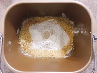 1、健康早餐首选的小麦胚芽餐包,依次将纯牛奶、鸡蛋、盐、糖粉、蛋糕粉、面包粉、小麦胚芽、酵母倒入面包机桶内，和面15分钟。