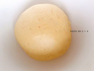 5、健康早餐首选的小麦胚芽餐包,取出面团，和成光滑的面团，盖上保鲜膜室温发酵至两倍大小，大概需要一小时。