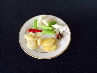 2、手把手教你做 家熬黄花鱼,准备好佐料好