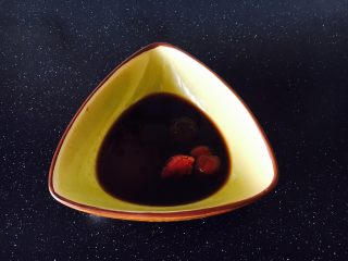 3、手把手教你做 家熬黄花鱼,调制烹鱼的碗汁：天津甜面酱5g、腐乳3g、生抽8g、老抽3g、番茄酱2g、醋10g、白糖10g、蚝油5g、白酒5g，把它们调匀。