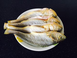 4、手把手教你做 家熬黄花鱼,把鱼的两面都切斜刀，以便入味。