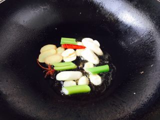 5、手把手教你做 家熬黄花鱼,锅里留少许底油，中火，放入备好的佐料爆香。