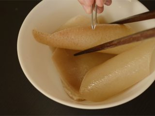 3、大闸蟹小笼包,捞出，拔掉猪毛。这个皮已经处理得很干净了，基本没有毛。如果是菜场买的，可能还会有点肥肉，也是要割掉的。