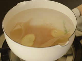 4、大闸蟹小笼包,这里用了大约100g猪皮，把弄干净的猪皮、姜片、葱段、15ml料酒、600ml冷水放进锅里，煮半小时。