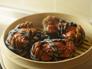 11、大闸蟹小笼包,蒸了3只大闸蟹，实际使用一公一母两只。蒸的时候把肚皮朝上摆放，漏液会少一些，背部朝上比较好看。水完全沸腾后，用大火蒸15分钟就行了。