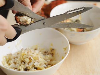 12、大闸蟹小笼包,等螃蟹不烫手，拆蟹肉和蟹黄。称一下重量。我的两只螃蟹可以吃的部位的总重量大约是80g。拆螃蟹是最费时的，终于知道为啥店里都卖蟹黄小笼而没有纯蟹肉的小笼了。