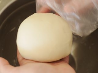 10、大闸蟹小笼包,这是醒面半小时后，再揉几下，面团就变成光滑的球了，用袋子、湿布什么的全方位包起来，变干就不好了。这个面团最好在2小时内使用，时间长了面筋太强，小笼包的皮会难嚼。