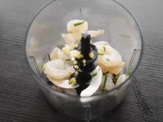 13、大闸蟹小笼包,称出和蟹肉相同重量的虾仁。再稍微放点葱姜末。