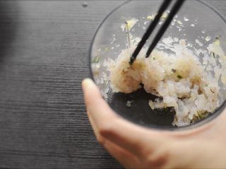 14、大闸蟹小笼包,磨碎以后用筷子稍微搅拌一下，会比较有粘性。