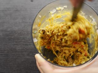 15、大闸蟹小笼包,加入蟹肉和蟹黄，搅拌均匀。