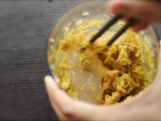 16、大闸蟹小笼包,加入螃蟹+虾仁相同重量的皮冻，皮冻先切成丁，然后轻轻拌进去。我直接拌了，注意胶质不能过度搅拌，体积太小就会变成液态。盐要在包包子前一刻再加入，这里先把馅料放进冰箱冷藏进一步凝固。