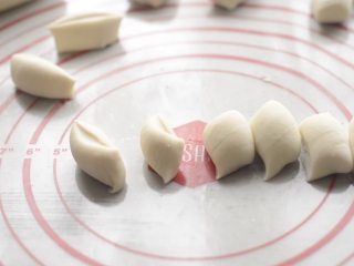 17、大闸蟹小笼包,做包子皮要放到最后，因为面皮如果是叠放在一起的，时间长了容易黏在一起，也有可能会变干，容易开裂。把面团搓成长条，然后切成小剂子，一个大约8g左右。