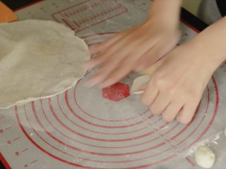 18、大闸蟹小笼包,擀成圆形的，直径大约8-10cm。底部可以厚一些，蒸了不容易破；周围必须要薄，打褶子面皮厚了就不好吃了。