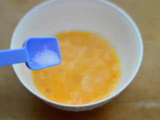 1、胡萝卜鸡蛋炒饭,鸡蛋打散，调入少许盐