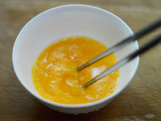 2、胡萝卜鸡蛋炒饭,拌匀待用