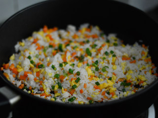 12、胡萝卜鸡蛋炒饭,撒入葱花，再翻炒一阵即可