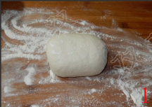 1、黑芝麻肉松饼 ,面粉放入盆内，缓缓倒入沸水，用筷子搅匀，揉成团。静置一会，然后再次揉匀