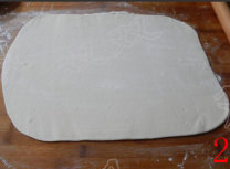 2、黑芝麻肉松饼 ,将其擀成长方形的面饼