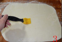 3、黑芝麻肉松饼 ,表面刷油