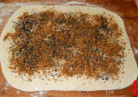 4、黑芝麻肉松饼 ,撒黑芝麻，肉松