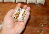 7、黑芝麻肉松饼 ,取一个段，将其中间对折