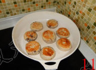 11、黑芝麻肉松饼 ,翻面，继续煎另一面