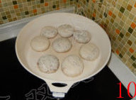 10、黑芝麻肉松饼 ,平底锅烧热，倒入少许油，将其放入，小火，煎至金黄色