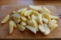 2、苹果柠香烤鸡腿,将土豆削皮、切成船形备用