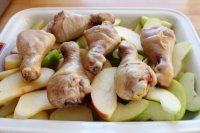 8、苹果柠香烤鸡腿,另起盘,将土豆、苹果放入,腿鸡翻面放在最上面;再入烤箱,200度20分钟左右