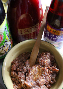 2、黃金炸藕盒,绞肉中加入素蚝油+黄酒+蛋白混和搅拌画圈,肉糜都吸收完全后,再次加入芝麻油+黑胡椒粉，再次画圈搅拌,肉糜完全吸收后,冷藏静置20分钟