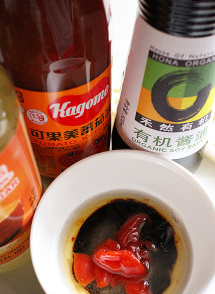 10、黃金炸藕盒,清水10cc+太白粉混合备用;番茄酱+醋+砂糖+盐+色拉油混合