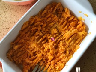 1、芝士奶油焗红薯,红薯提前蒸熟，压碎