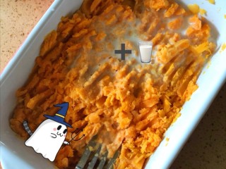 2、芝士奶油焗红薯,加入少许牛奶搅拌