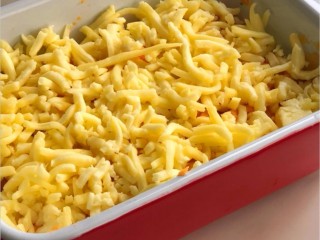 3、芝士奶油焗红薯,铺上一层芝士碎