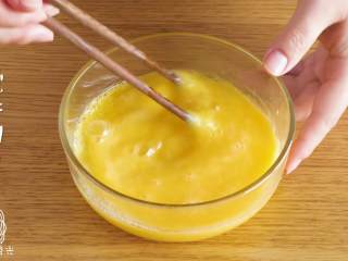 7、肉末蛋羹12m+,搅拌均匀