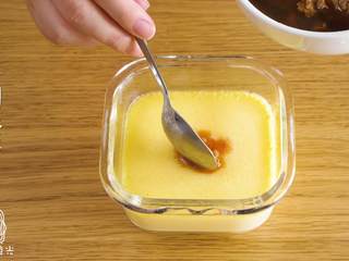 15、肉末蛋羹12m+,把肉末放到蛋羹上