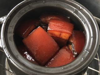10、东坡肉,加盖，放进蒸锅，继续蒸30分钟