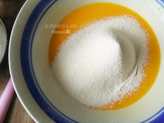 2、零失误完美【8寸戚风蛋糕】,筛入低筋面粉搅拌均匀。切勿过度搅拌，以免蛋黄糊生筋，拌好的蛋黄糊应顺滑落下。蛋黄糊放一旁待用