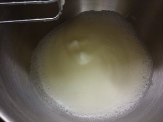4、零失误完美【8寸戚风蛋糕】,总共分三次加入细砂糖，最后打发至干性发泡状态。第一次加入三分之一的细砂糖用电动打蛋器打发