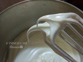 6、零失误完美【8寸戚风蛋糕】,湿性发泡Soft peak（蛋白呈柔软弯钩状，如图）后，加入最后的糖，继续打发。