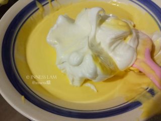 7、零失误完美【8寸戚风蛋糕】,取三分之一蛋白，加入蛋黄糊内，用翻拌或者切半手法拌均匀，请勿打圈圈搅拌，会容易消泡