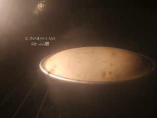 11、零失误完美【8寸戚风蛋糕】,健康良好的戚风蛋糕的面糊应该是慢慢一点点膨胀爬升的，会露出一个小半圆。随着烘烤过程，小半圆会越长越高。