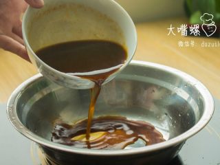 2、蜜汁果冻爽过葛优瘫,将准备好的卤水倒入锅内。（请无视嘴编这里用的是碗，对，就是啊嬷牌古董不锈钢碗！）