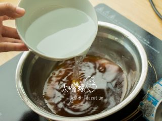 3、蜜汁果冻爽过葛优瘫,加入适量水稀释。（这里稀释的程度憋问我，小编我，靠的只是女人的第六感）