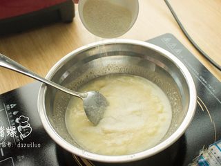 9、蜜汁果冻爽过葛优瘫,在土豆泥上加入三大勺吉利丁粉。烧开倒入之前盛装卤水冻的容器作为第二层常温冷却凝固备用。（友情提醒：戴上口罩。不然果冻会泡汤，因为土豆泥会被吃