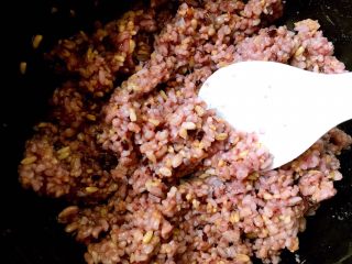 1、健康杂粮寿司,煮好杂粮饭。杂粮里有：黑米，薏米，大米，小米，玉米，燕麦。煮好放凉后，本来应该放寿司醋拌匀，但我觉得寿司醋的热量有点高啊，所以我换成了白醋，哈哈哈……不care的朋友可以放寿司醋，或者用白醋加白糖拌匀再放入。最后再放一点点蚝油提鲜。