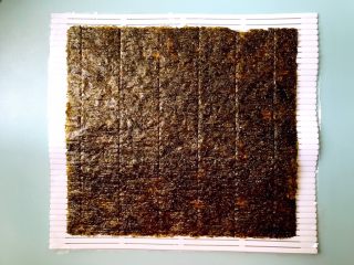 6、健康杂粮寿司,保鲜膜上再铺上海苔。