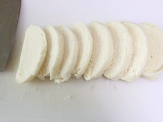 2、蛋煎馒头片,馒头用刀切成1cm左右的厚片