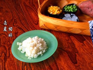 2、《红薯马蹄玉米羹》,马蹄去皮切碎