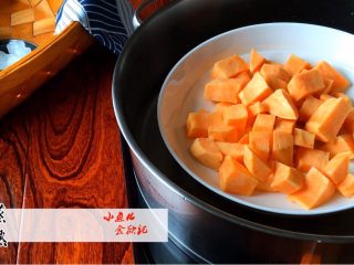 4、《红薯马蹄玉米羹》,红薯上锅蒸熟